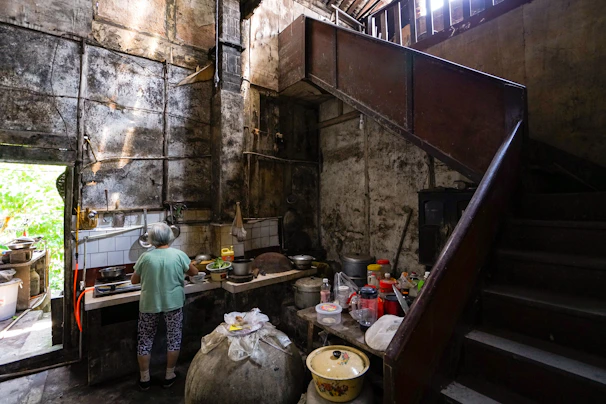 A skilled worker renovating a cozy kitchen in a typical Narón home.
