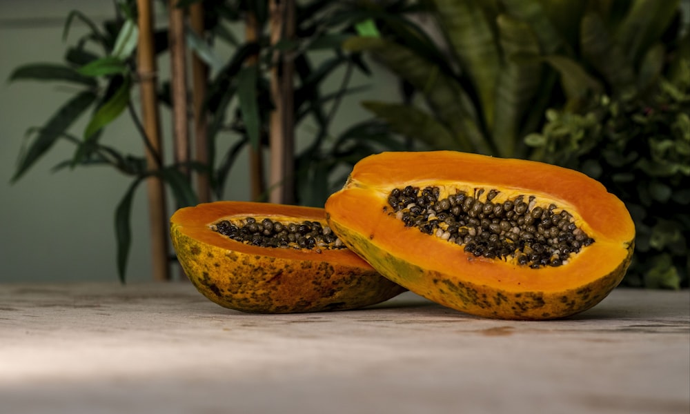 fruits de papaye tranchés sur une surface brune