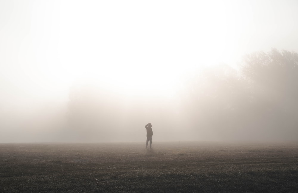 Silhouette einer Person auf einem Feldweg