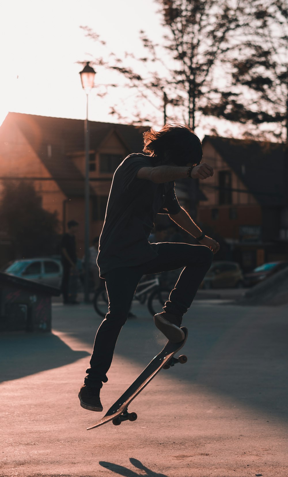 Mann, der tagsüber Skateboard-Tricks macht