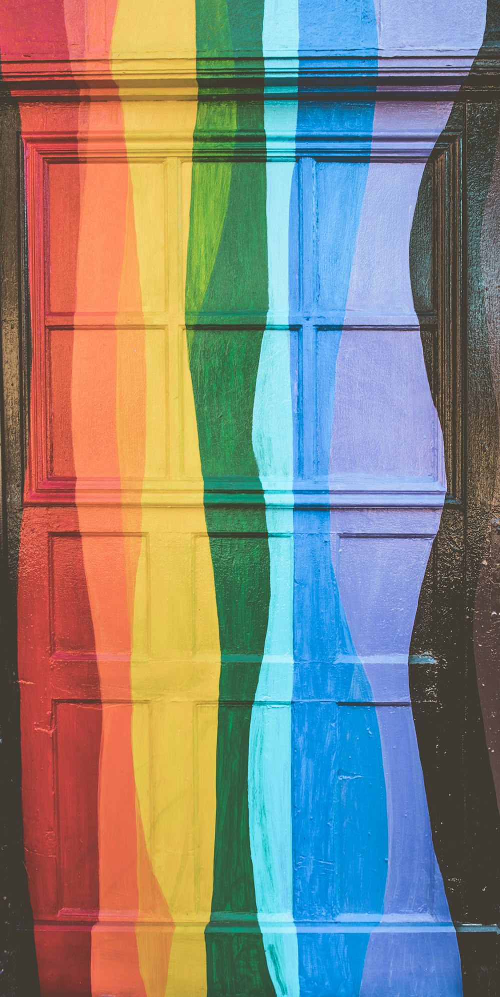 porta fechada de madeira multicolorida