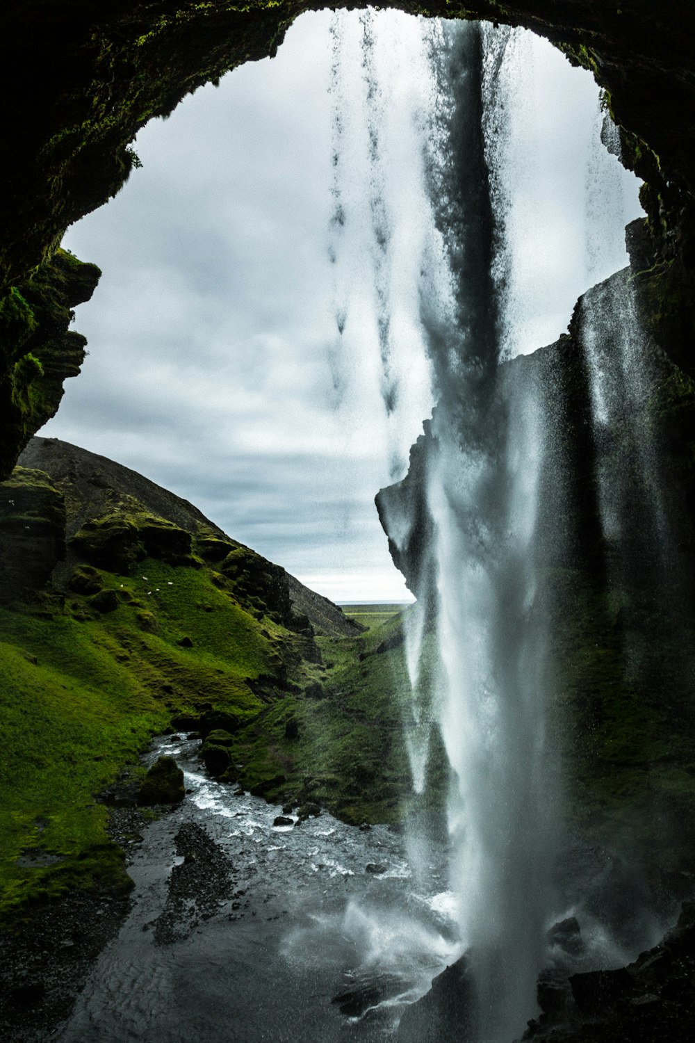 Foto de ángulo largo de cascadas