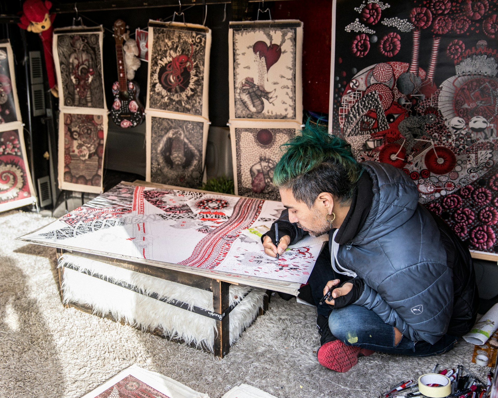 gray computer monitor