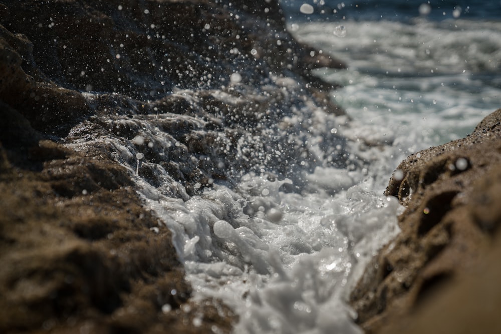 Zeitrafferfotografie von Wasser, das Blasen erzeugt, wenn es auf die ROCLs trifft