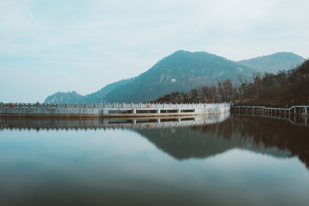 água na barragem sob céu azul claro