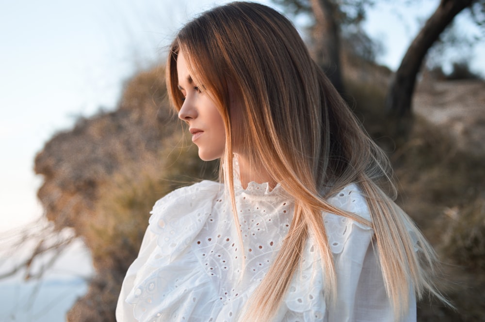 Top blanco de mujer con cuello redondo