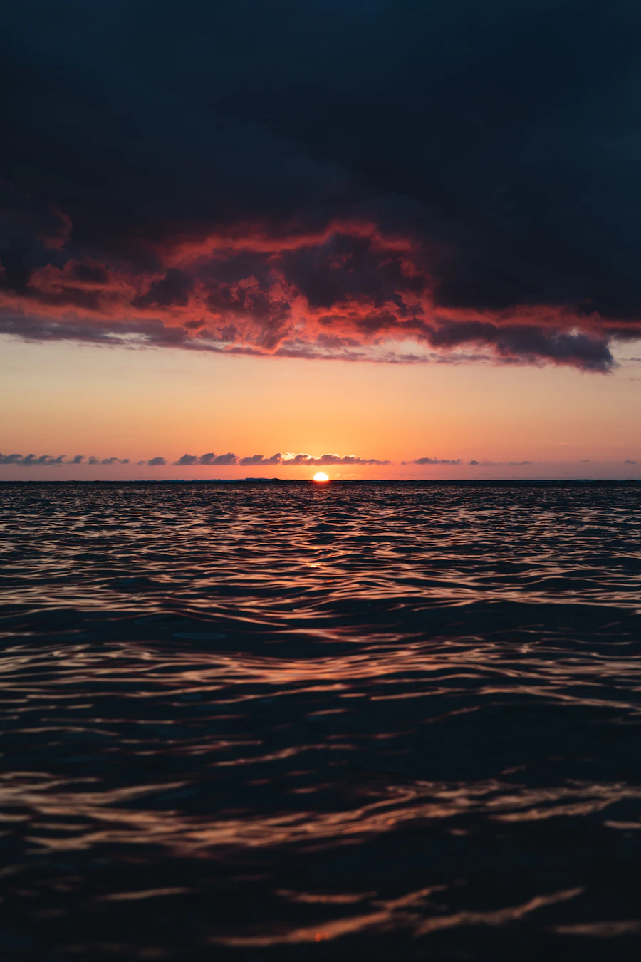 Coucher de soleil sur l’océan au large de la plage de l’Ermitage