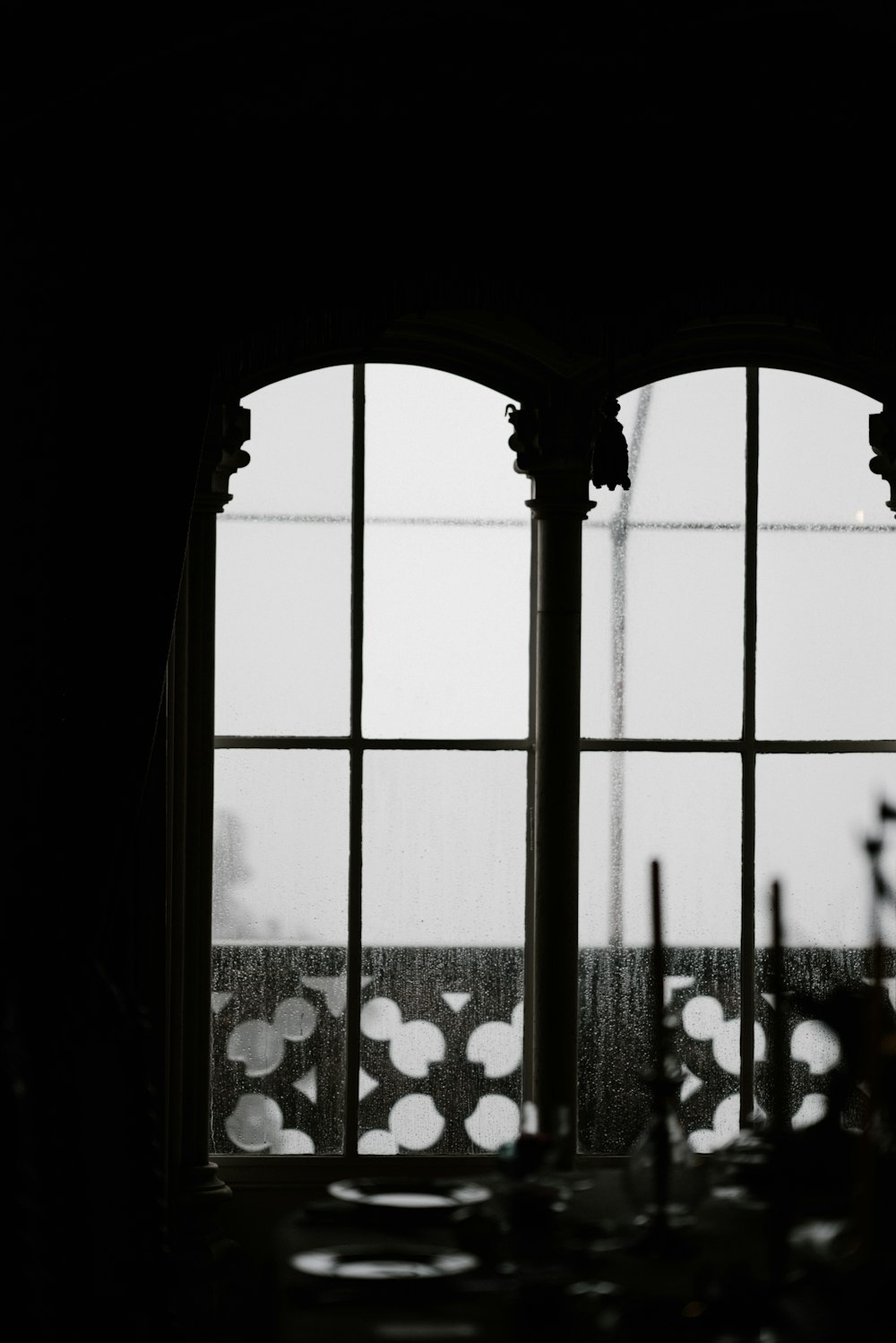 Graustufenfoto des geschlossenen Fensters