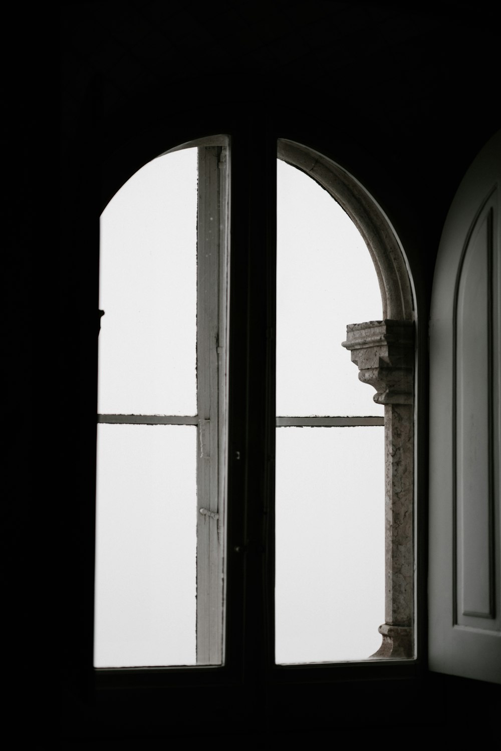 暗い部屋の中の開いた窓のドア