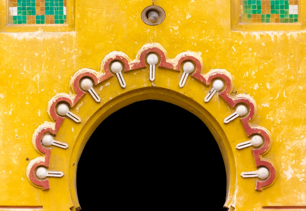 fotografia em close-up de decorações de parede amarelas e multicoloridas