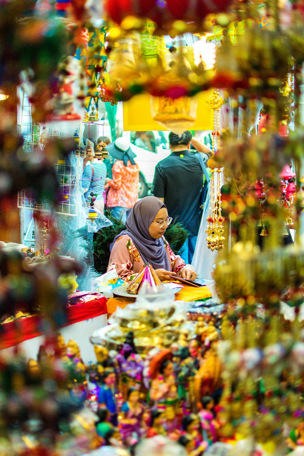 femme à la table avec hijab