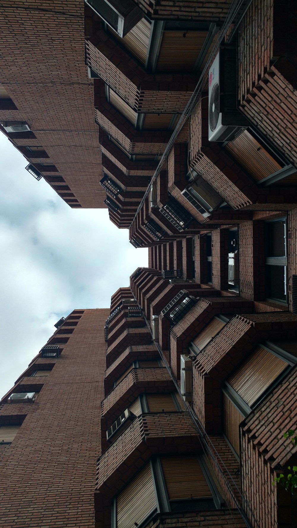 Blick aus der Wurmperspektive auf Backsteingebäude