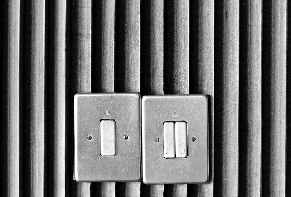 Dos paneles de interruptores grises