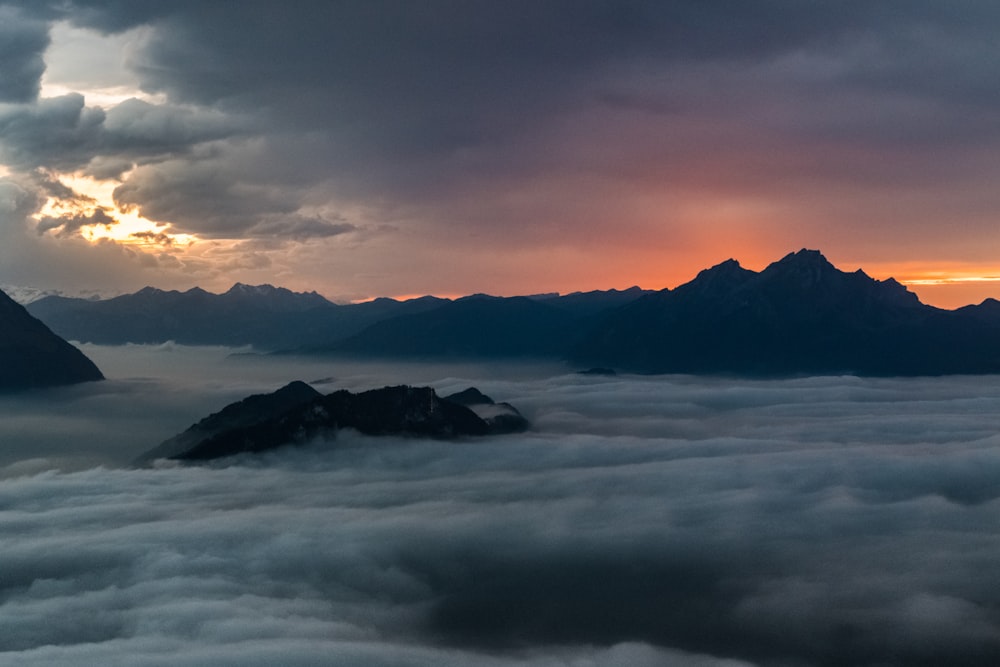 Wolkenbedeckte Berge