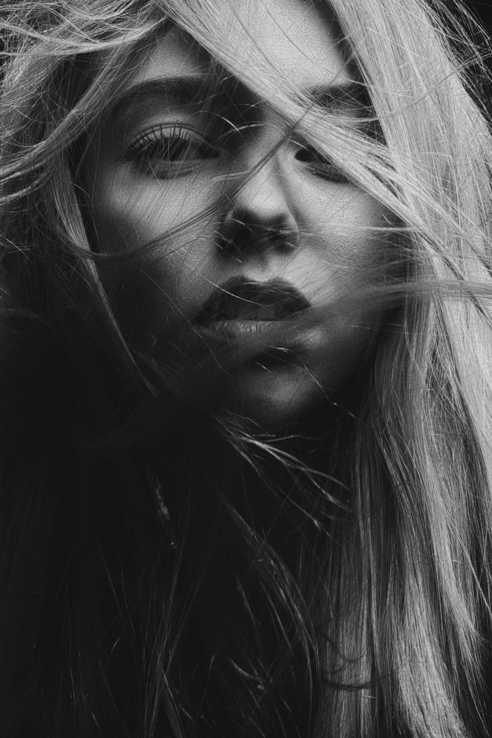 fotografia in scala di grigi del viso della donna