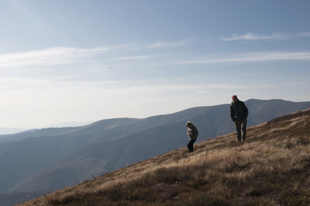 deux personnes escalade montagne