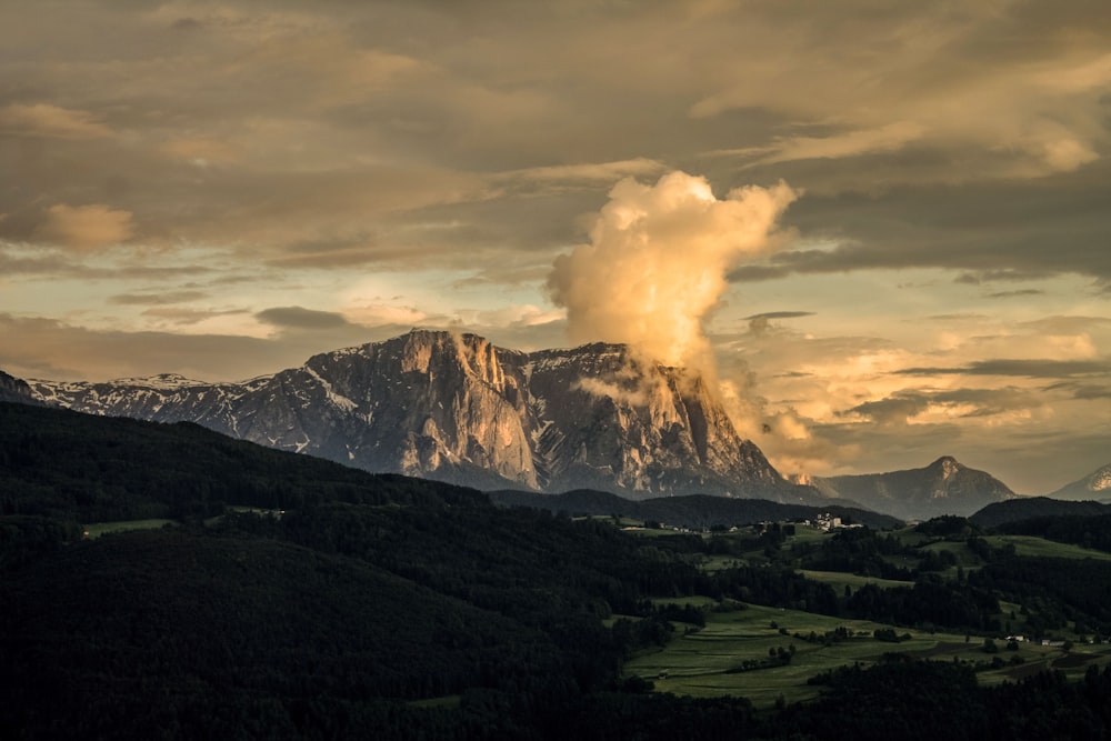 photographie de paysage de montagnes enneigées