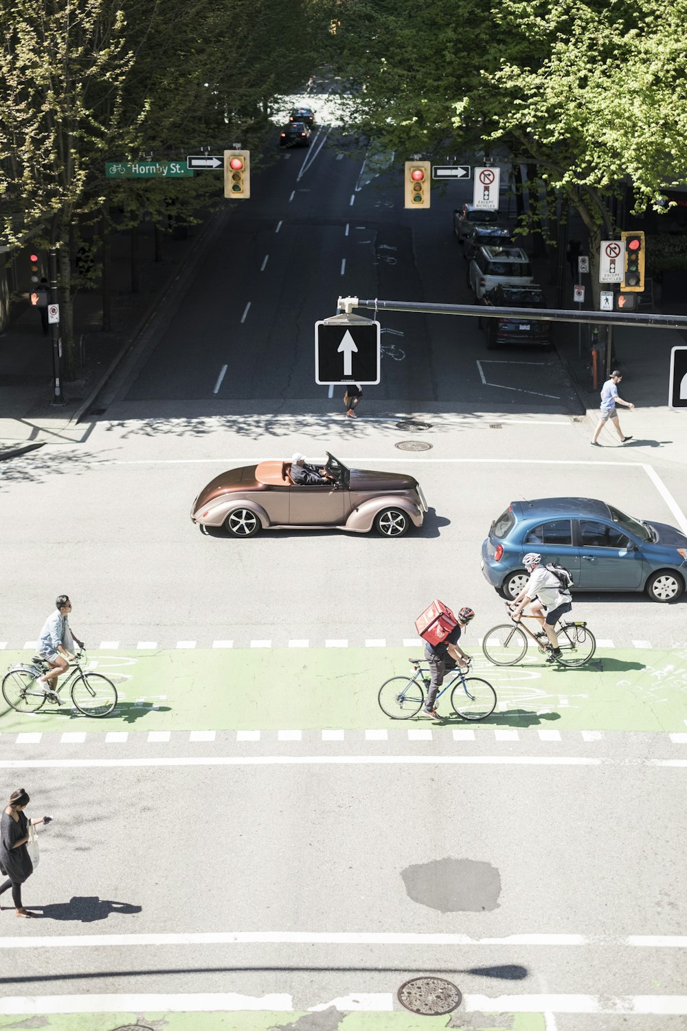 veículos e bicicletas na estrada durante o dia