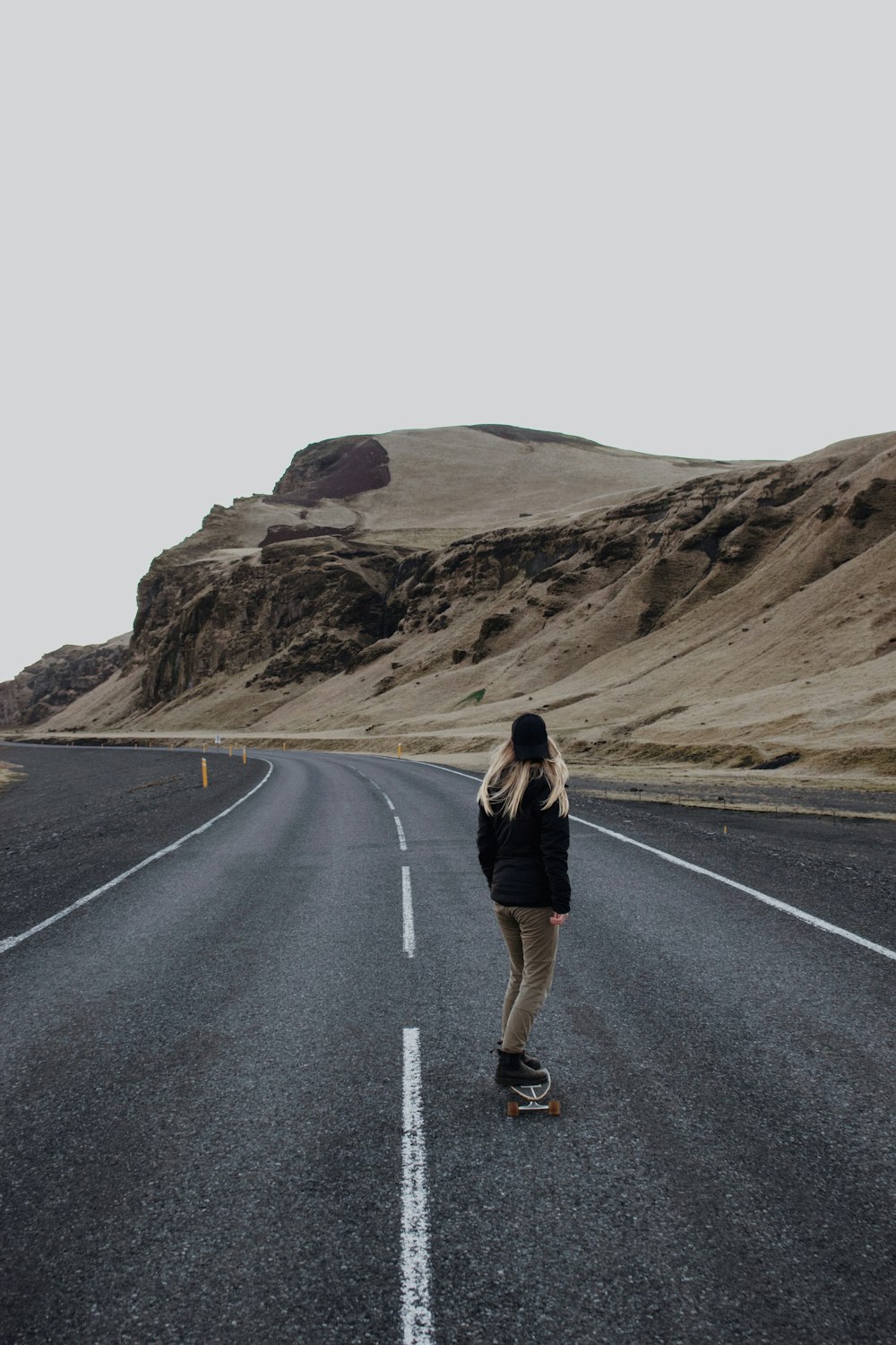 femme debout sur la route pendant la journée