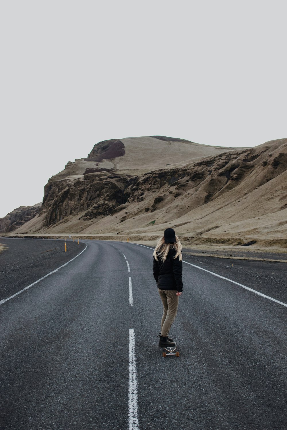 Mujer parada en la carretera durante el día