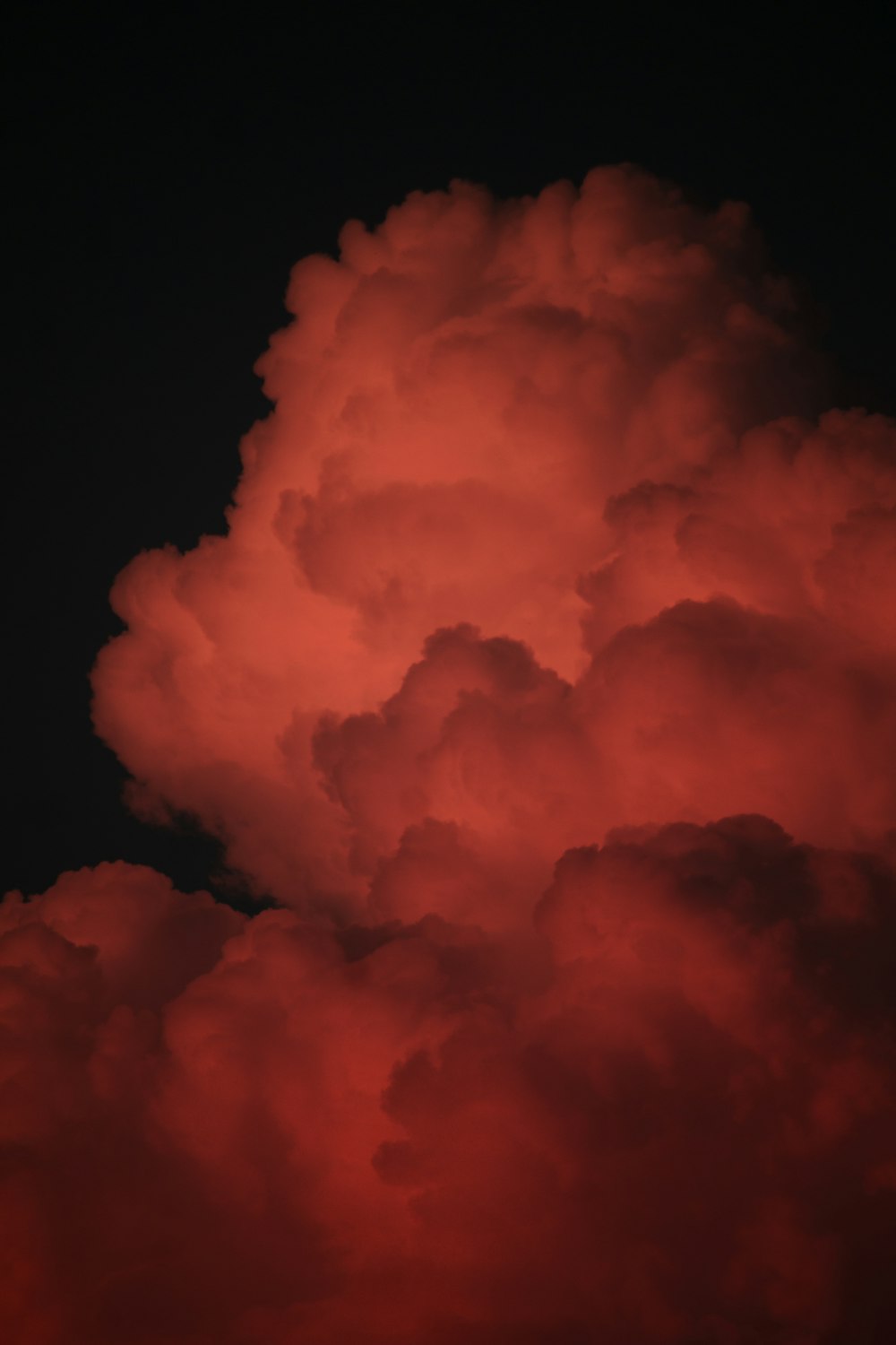 nuages rouges sur le ciel sombre