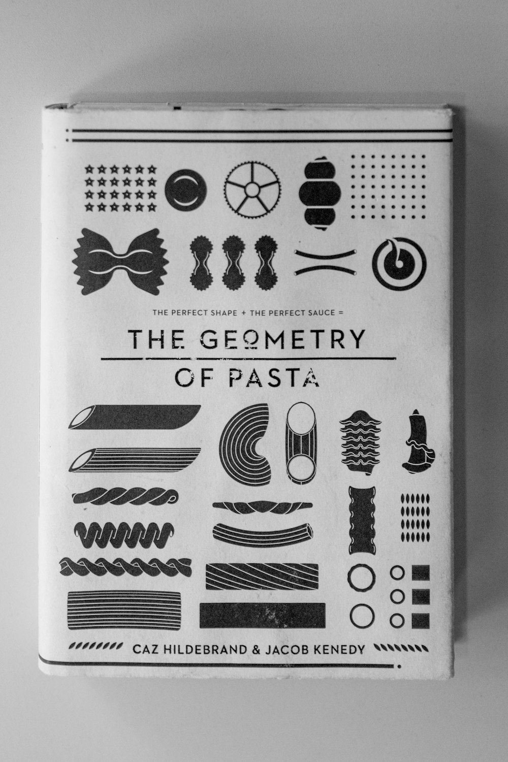 Le livre Geometry of Pasta sur surface blanche