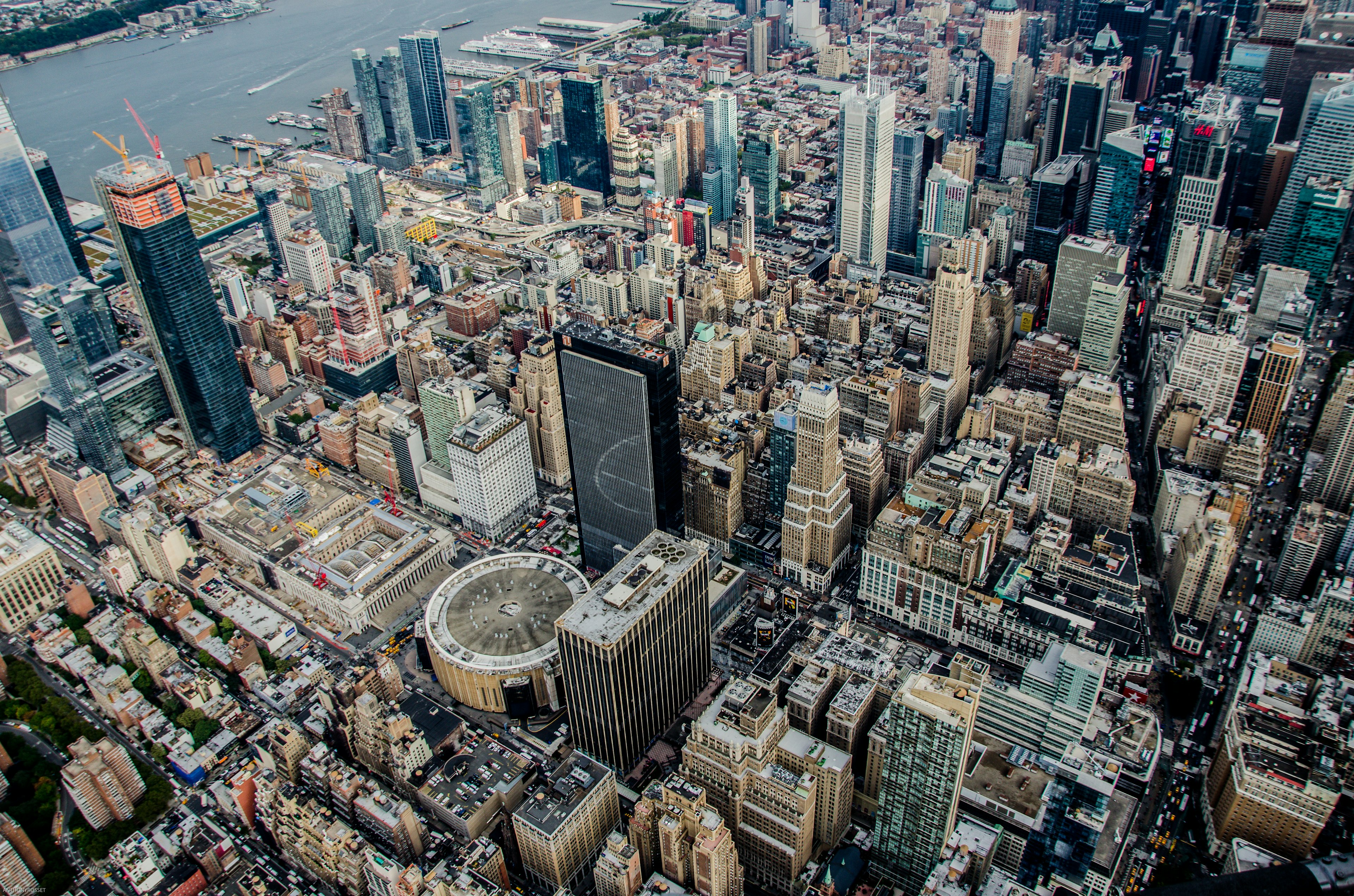 il madison square garden visto dall'alto tra i grattacieli di new york, vedere una partita non può mancare tra le cose da fare a new york