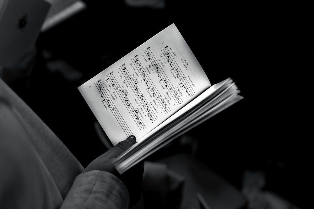 Fotografía en escala de grises de nota musical