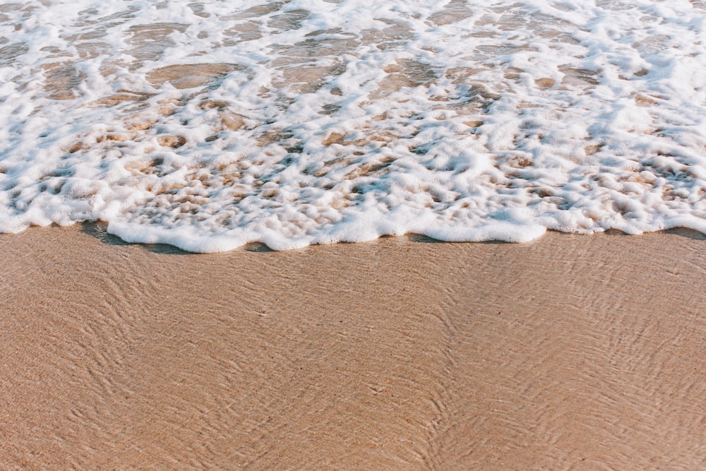 sea wave during daytime