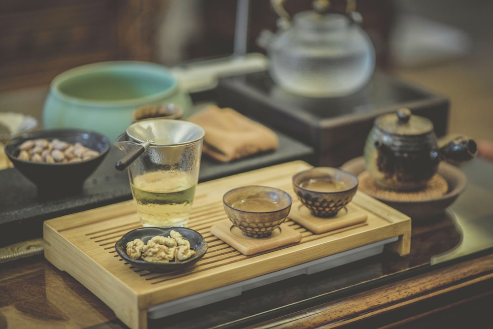 shallow focus photography of clear drinking glass on top of brown tray