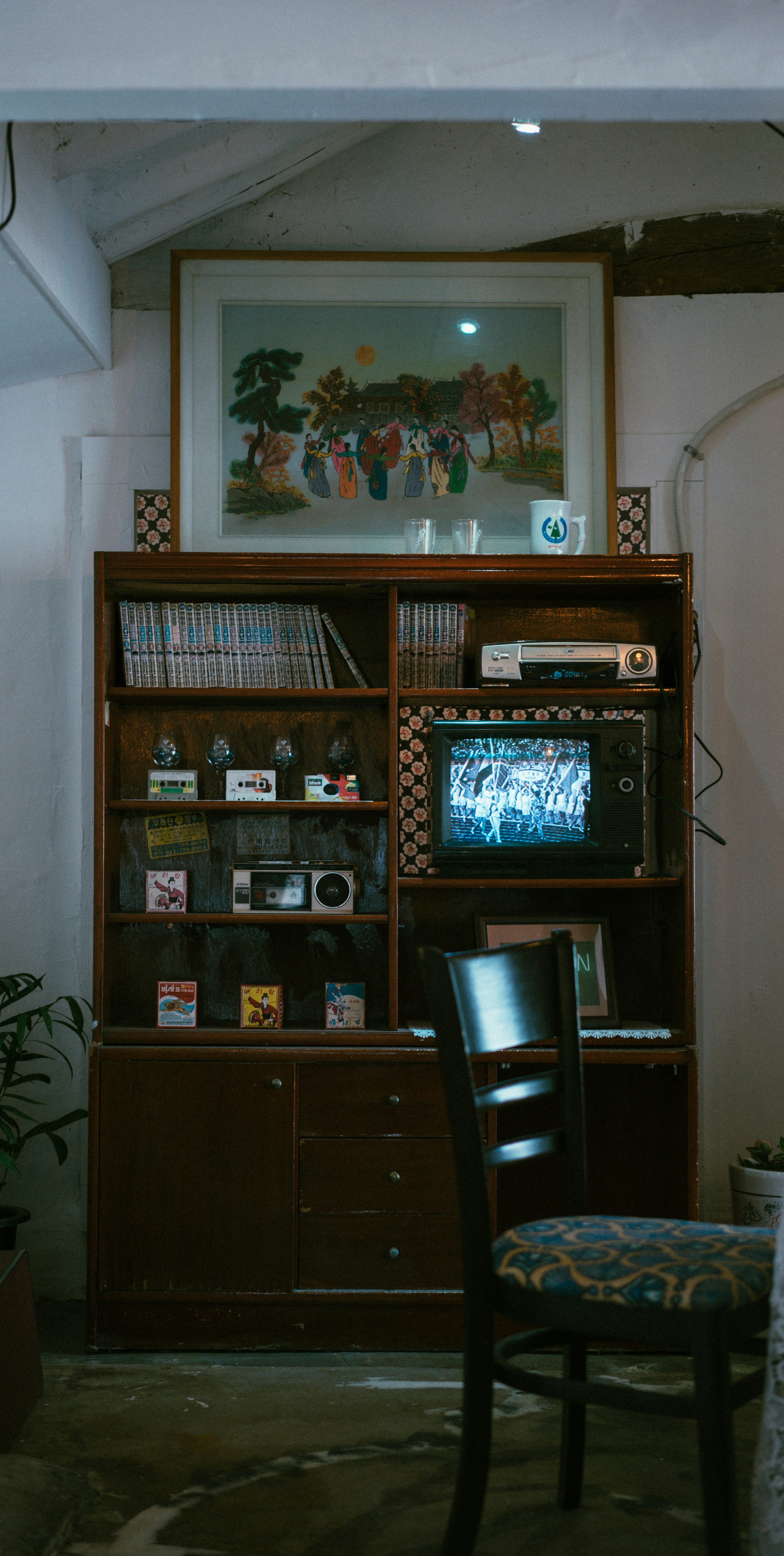 Look at the things in this bookcase! Old television, comic books, and even tired music tapes! Only 20 years ago, we were living in the analog era. I sometimes miss those days.