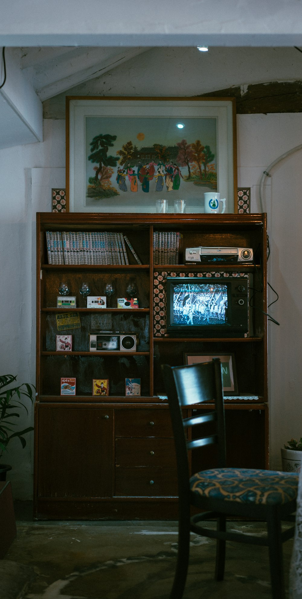 Huche de télévision en bois brun près d’un mur blanc