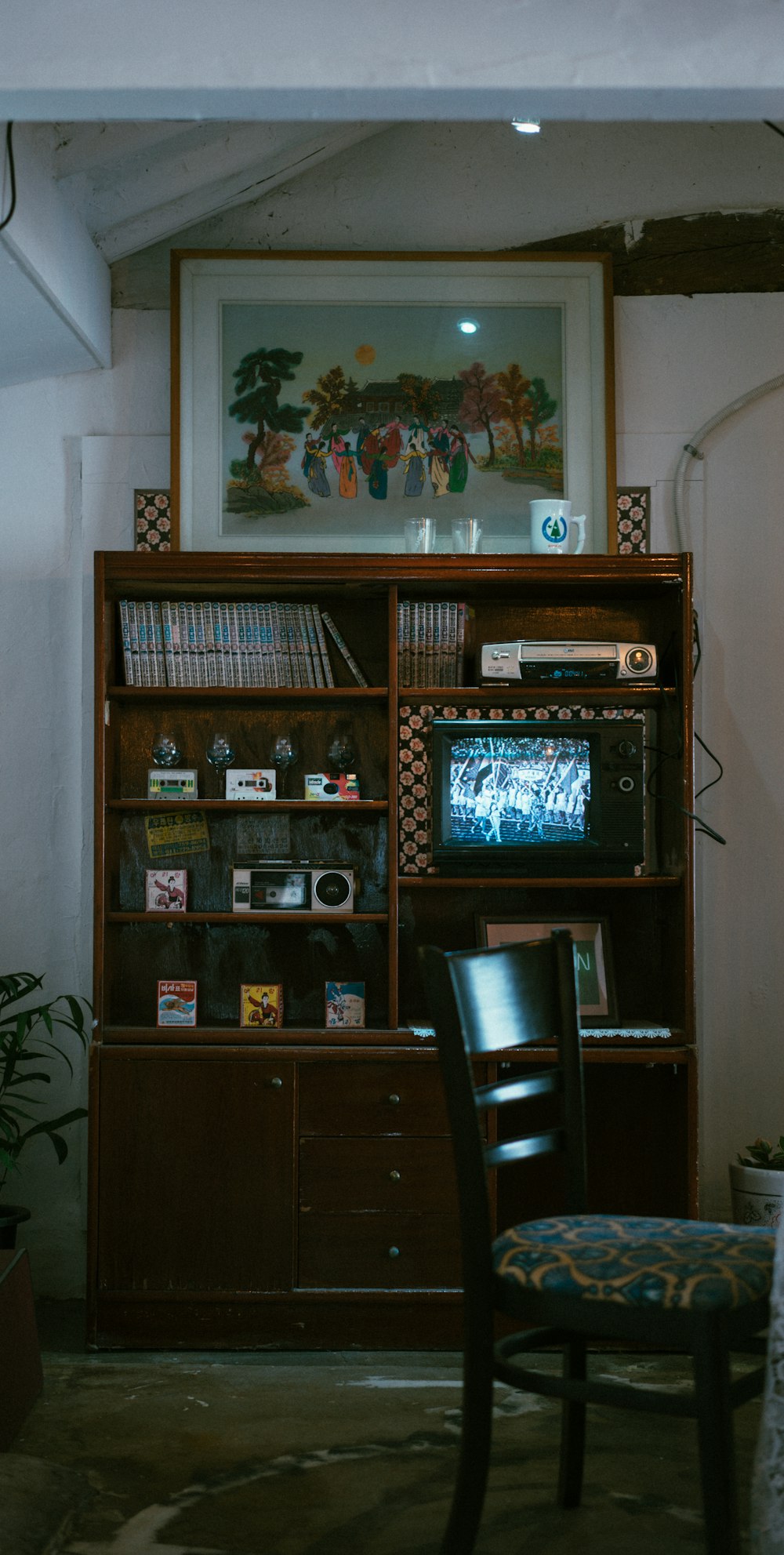 Meuble de télévision en bois marron près d'un mur blanc