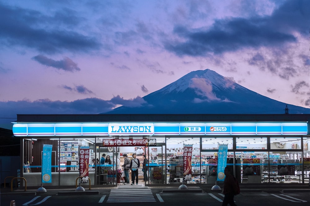 Lawson-Café mit Bergfoto in der Ferne