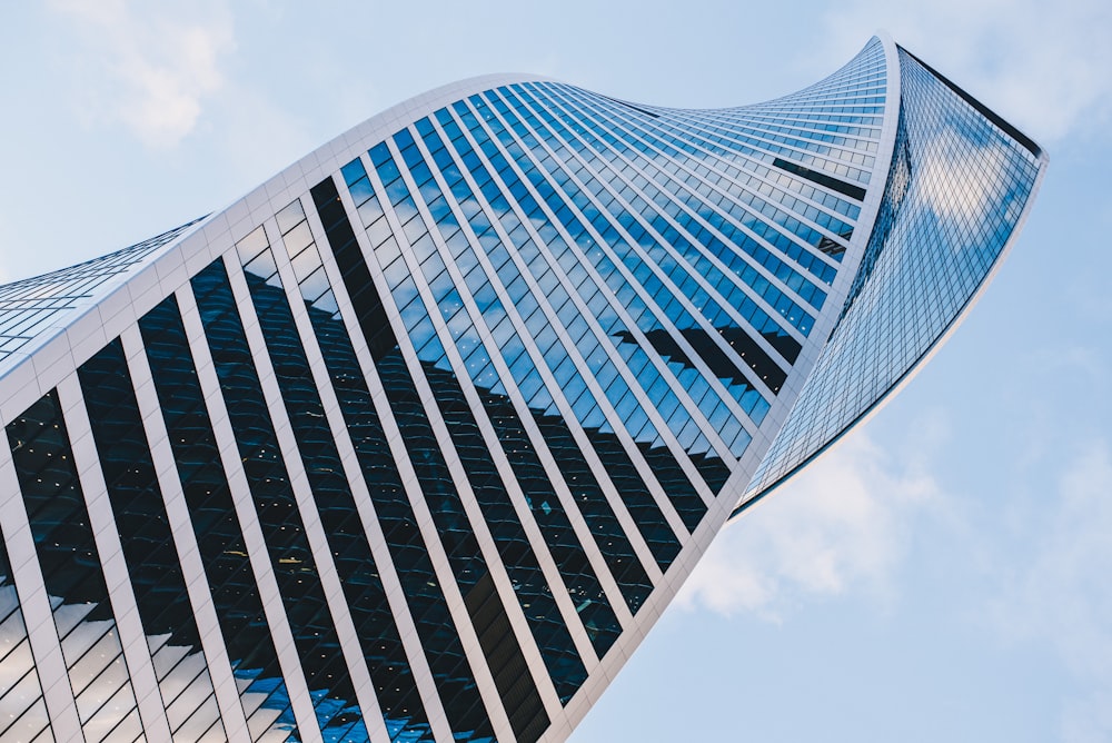 Vue en contre-plongée du bâtiment pendant la journée