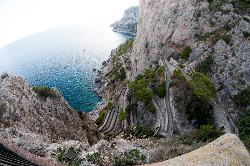 Fotografia aerea di strade in cemento vicino al mare