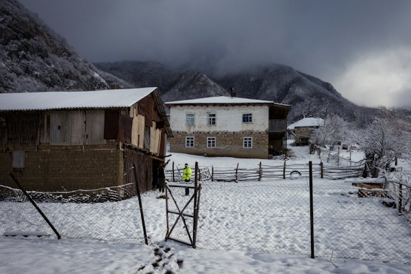 Man standing in front of house during daytime — Quba, Azerbaijan