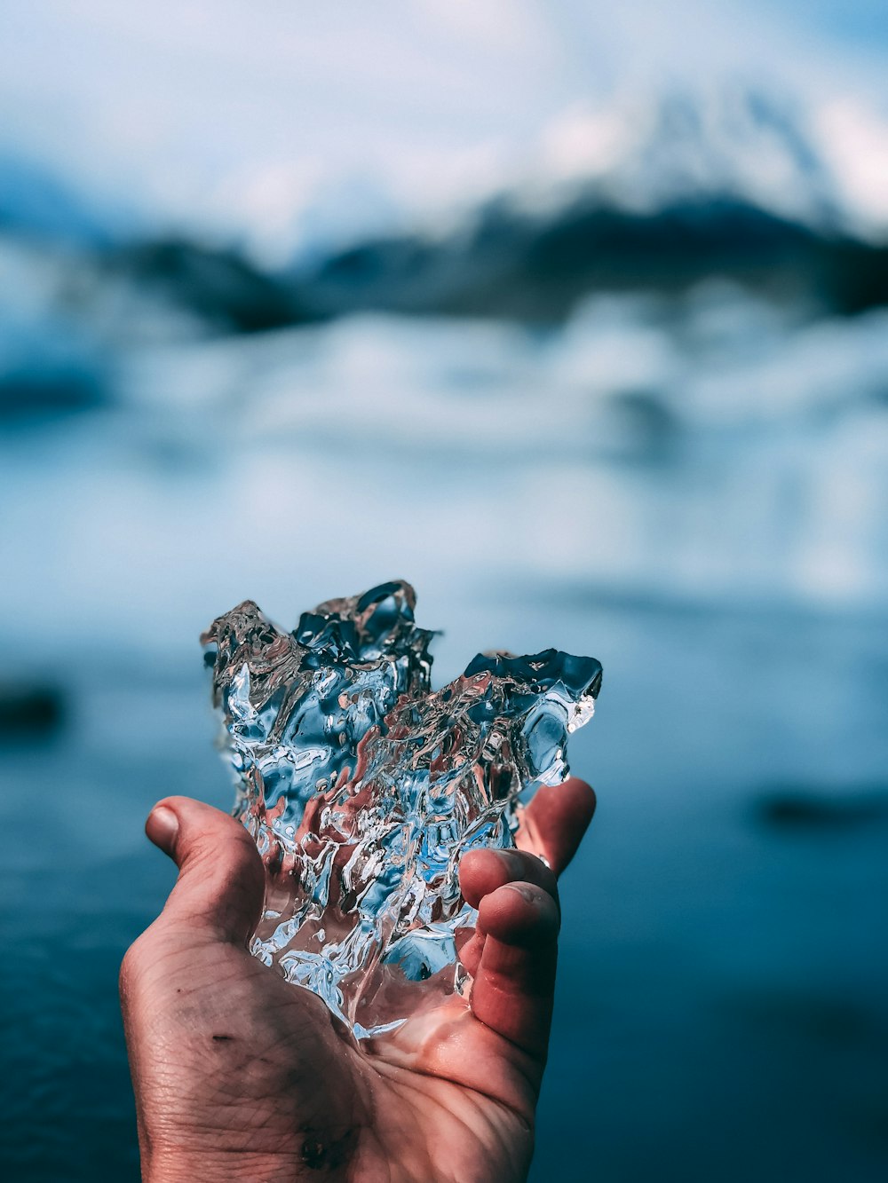 Fotografía de enfoque selectivo de una persona sosteniendo hielo