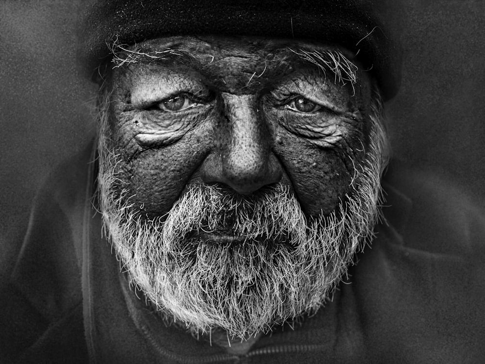 fotografia in scala di grigi del volto dell'uomo