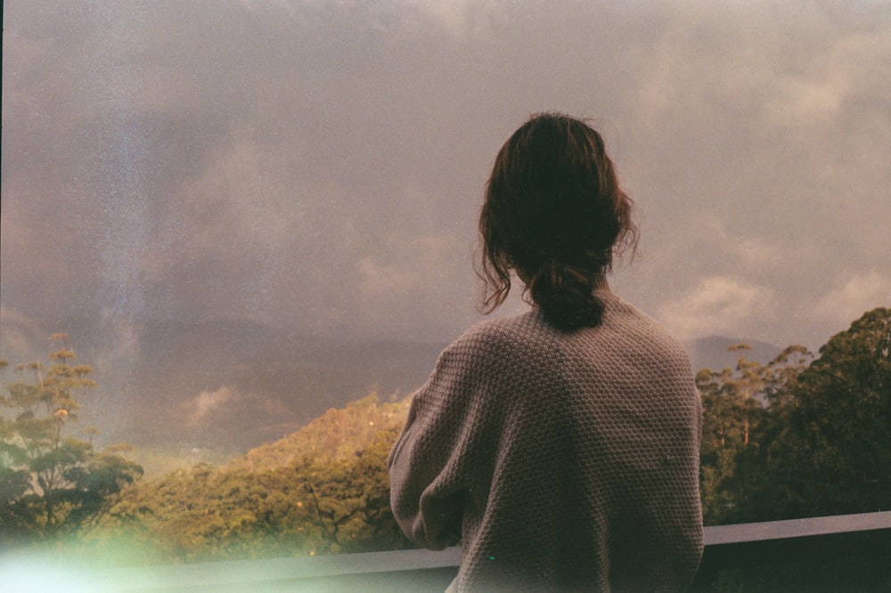 woman wearing grey shirt