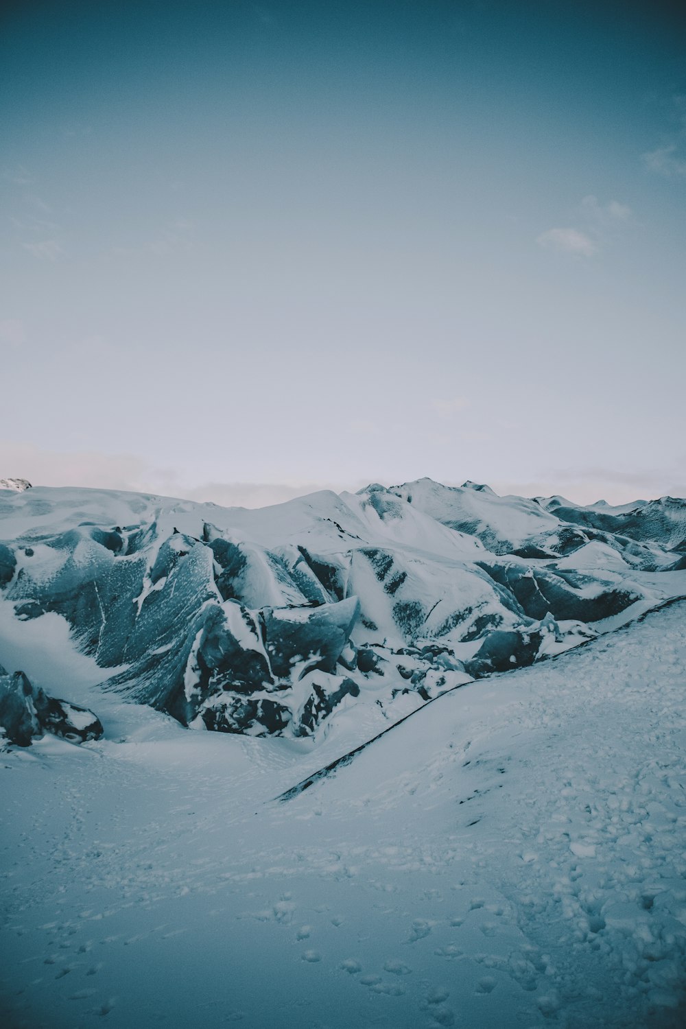 schneebedeckte Bergkette