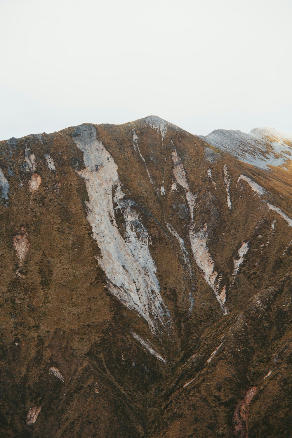 montaña bajo el cielo blanco durante el día