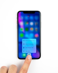 Un smartphone affiche un écran flou avec des icônes d&#39;applications colorées et un menu proposant les options Liste de lecture, Signets, Onglet privé et Nouvel onglet. Le doigt d&#39;une personne appuie sur l&#39;écran, interagissant avec le menu.