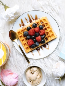 sandwich with strawberry and blackberry fruits on plate