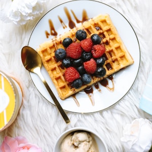 sandwich with strawberry and blackberry fruits on plate