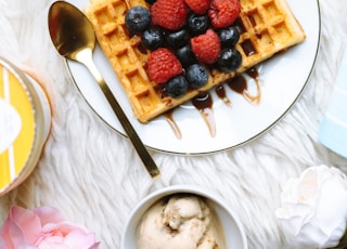 sandwich with strawberry and blackberry fruits on plate