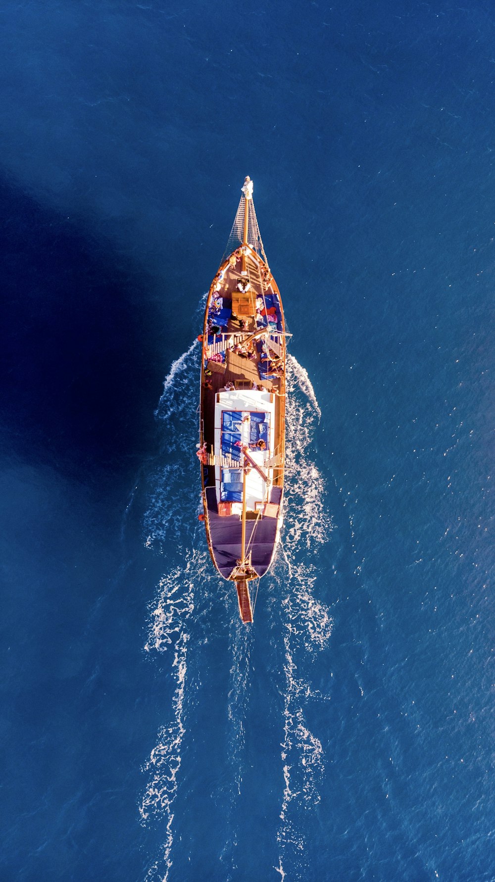 Photographie aérienne d’un bateau sur l’océan bleu pendant la journée
