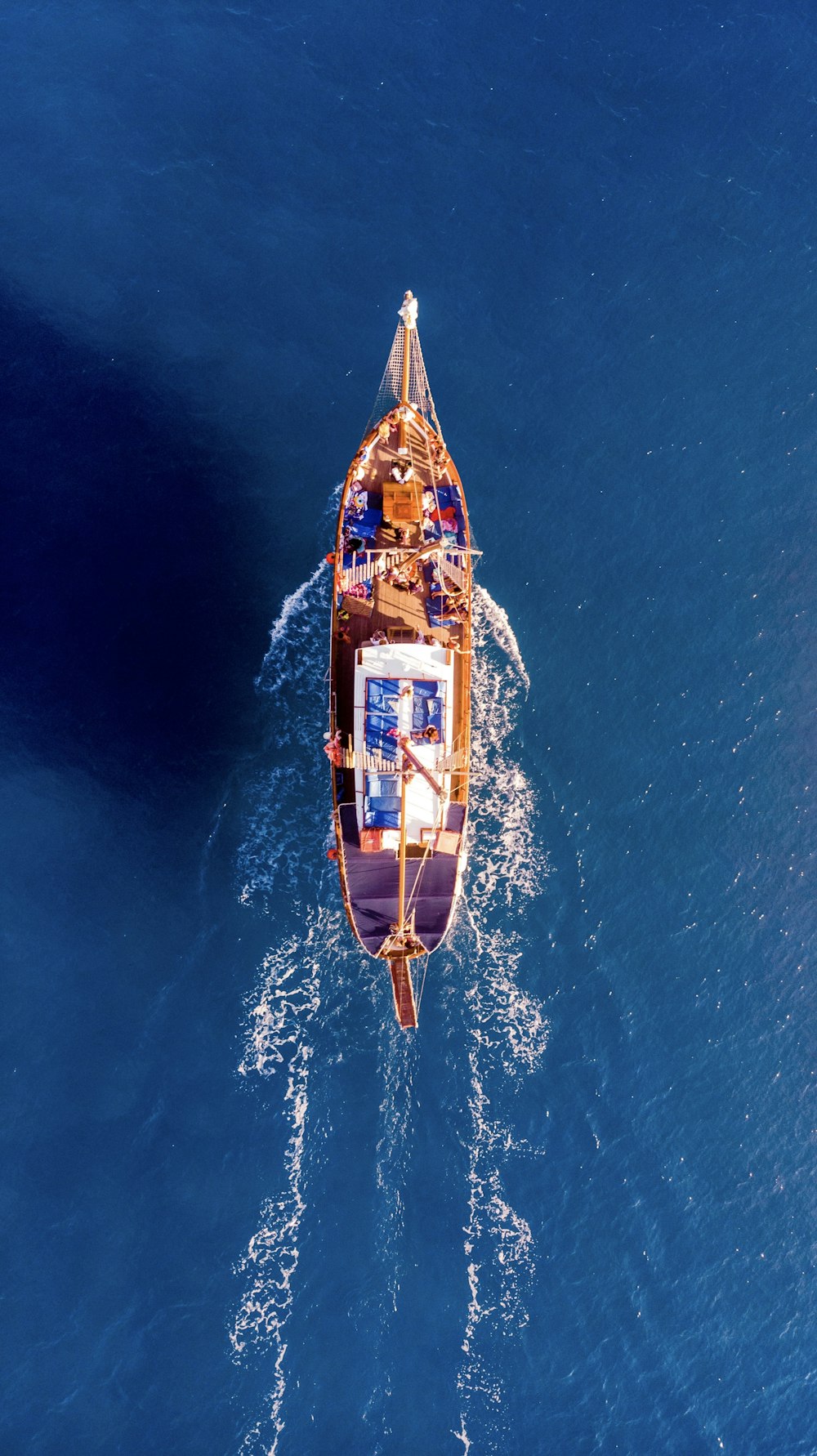 Fotografía aérea de un barco en el océano azul durante el día