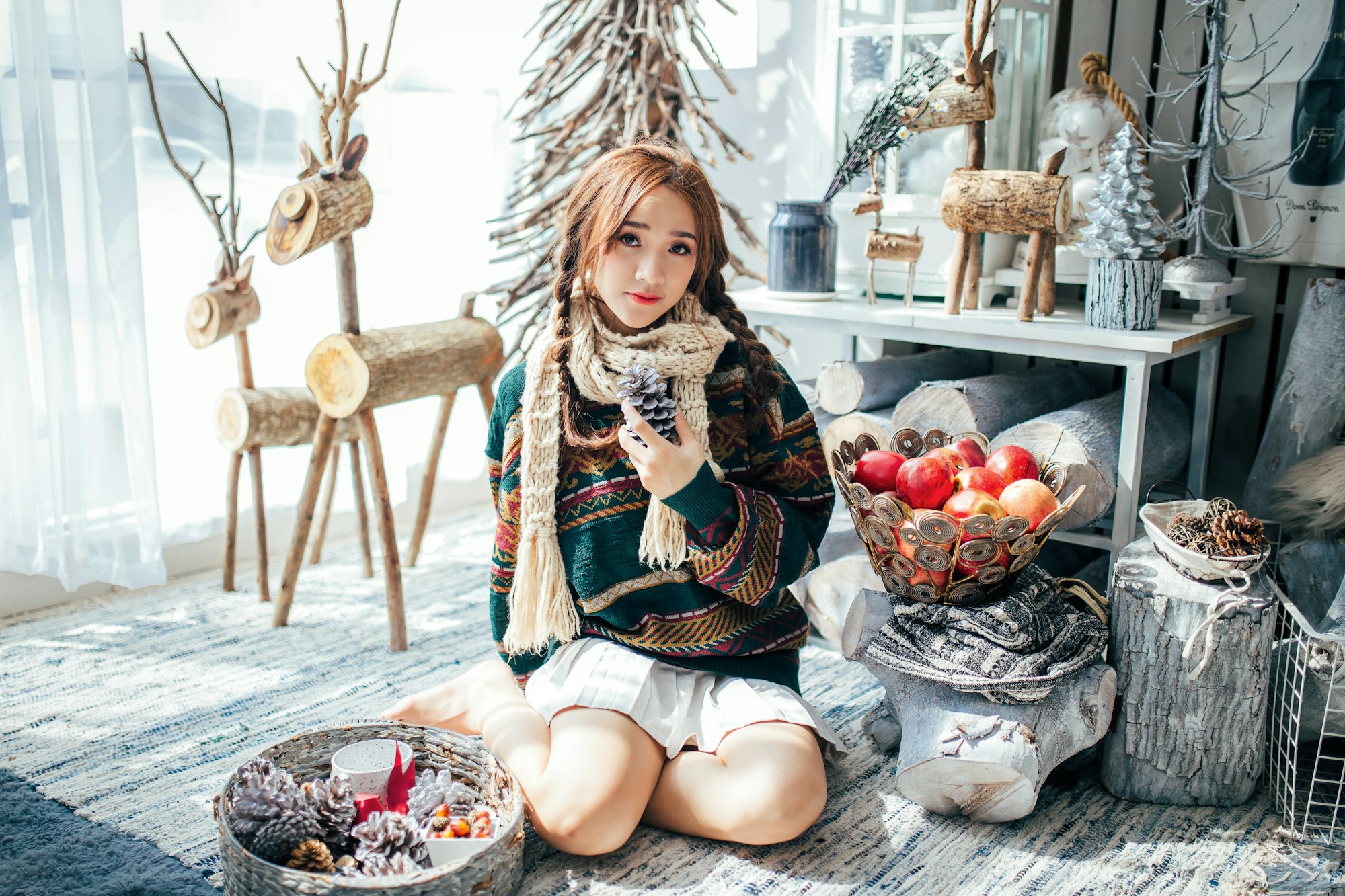 foto de menina sozinha em casa no natal