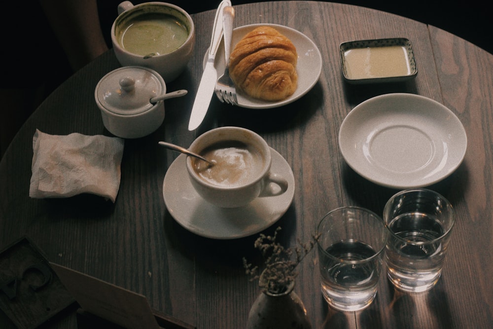 テーブルの上にコーヒーとパンのパン